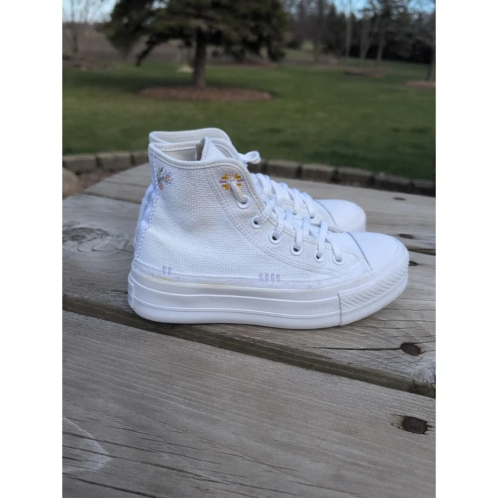 Converse Chuck Taylor White High Lift  Sneakers Floral Embroidery Women Sz  6.5 - Picture 4 of 9